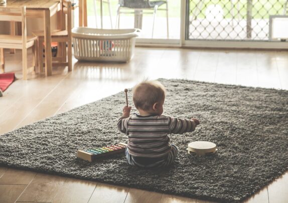 子供やペットがいるならフロアコーティングがおすすめ！デメリットも紹介